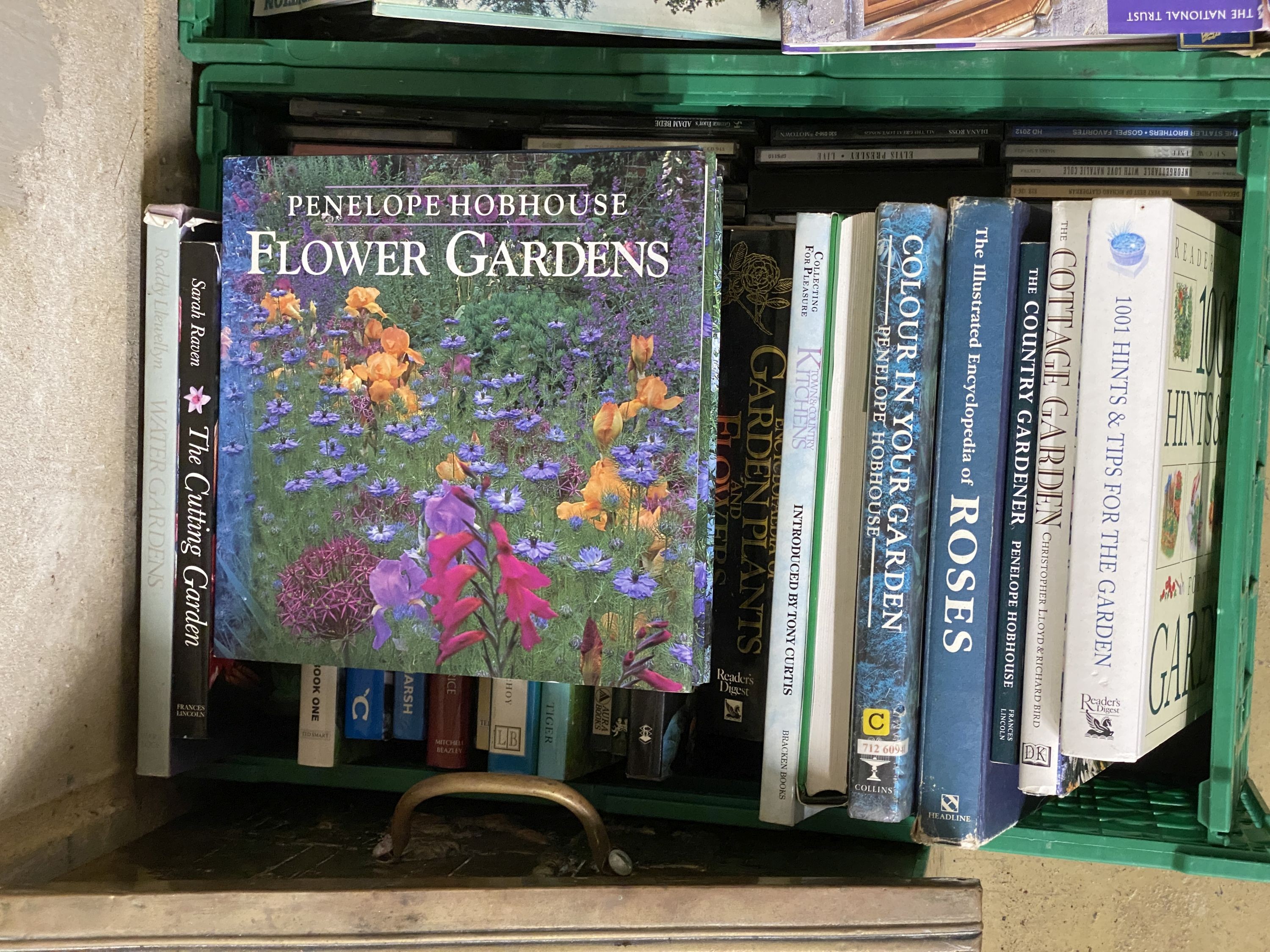 A large quantity of assorted books relating to gardening